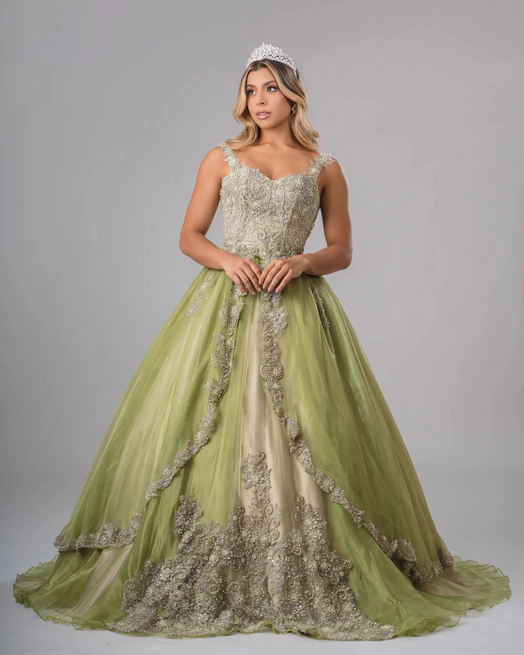 Vestido de 15 años tono verde oliva