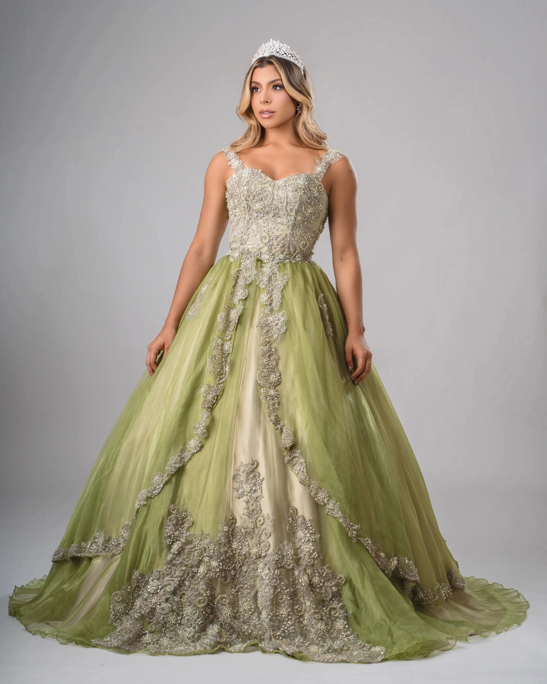 Vestido de 15 años tono verde oliva