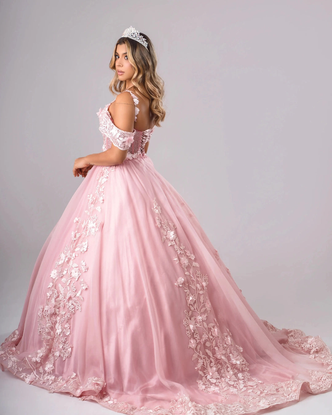 Vestido de 15 años tono plateado