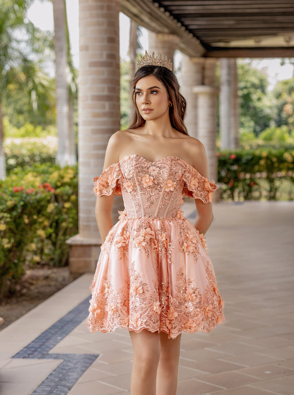 Vestido de 15 años estilo princesa en tono durazno suave.