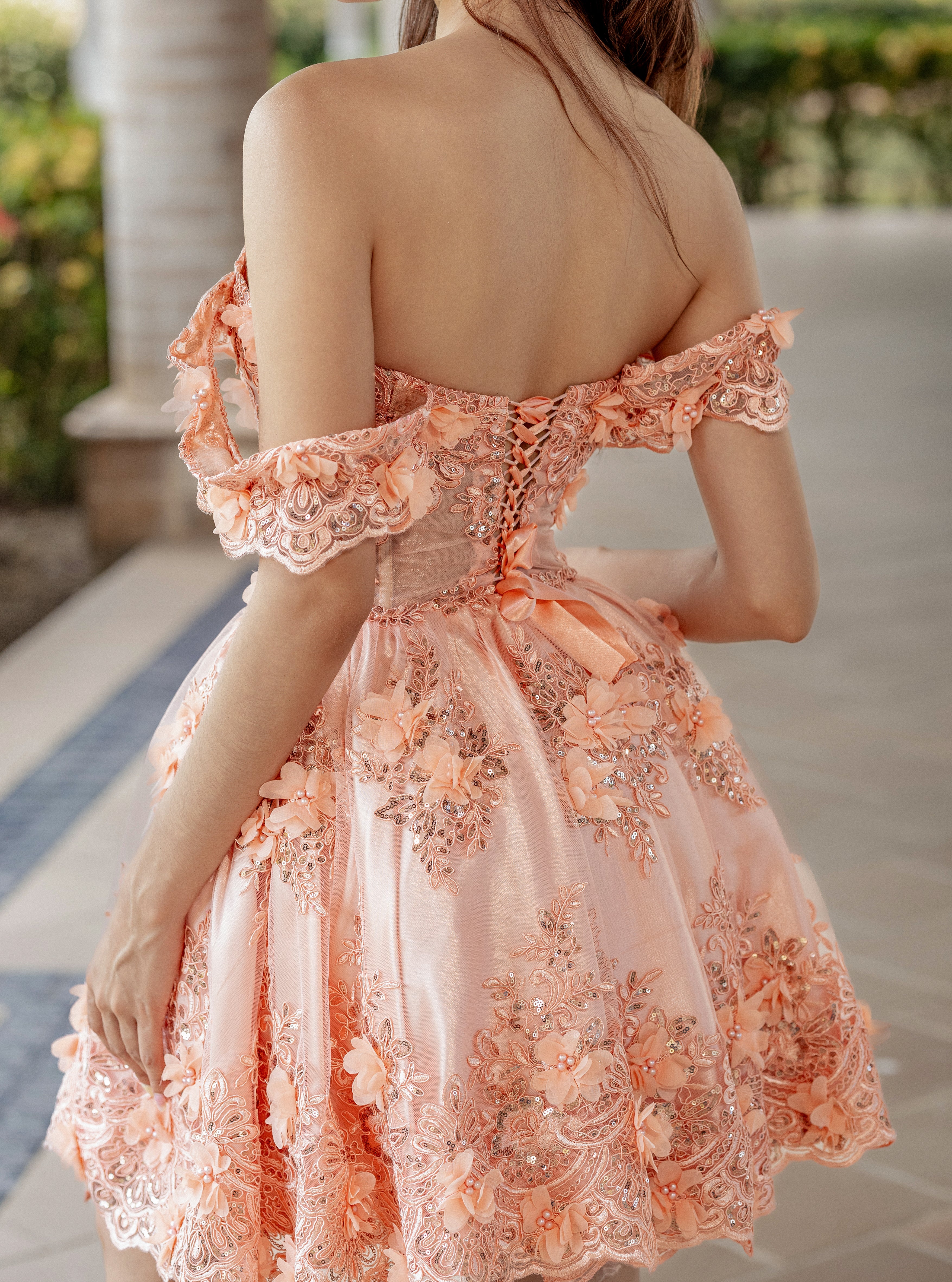 Vestido de 15 años estilo princesa en tono durazno suave.