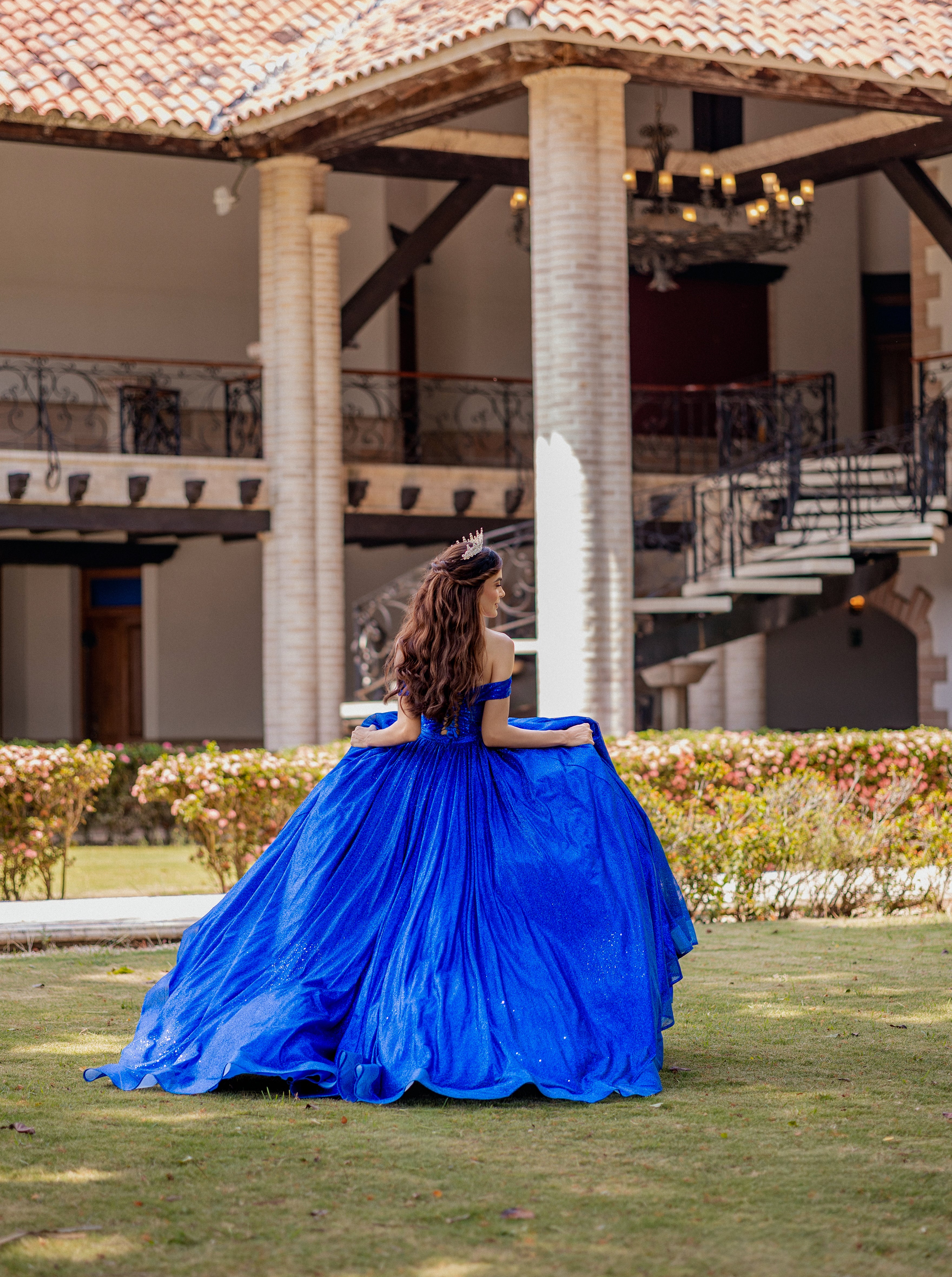 Vestido de 15 años estilo princesa en un intenso tono azul real.