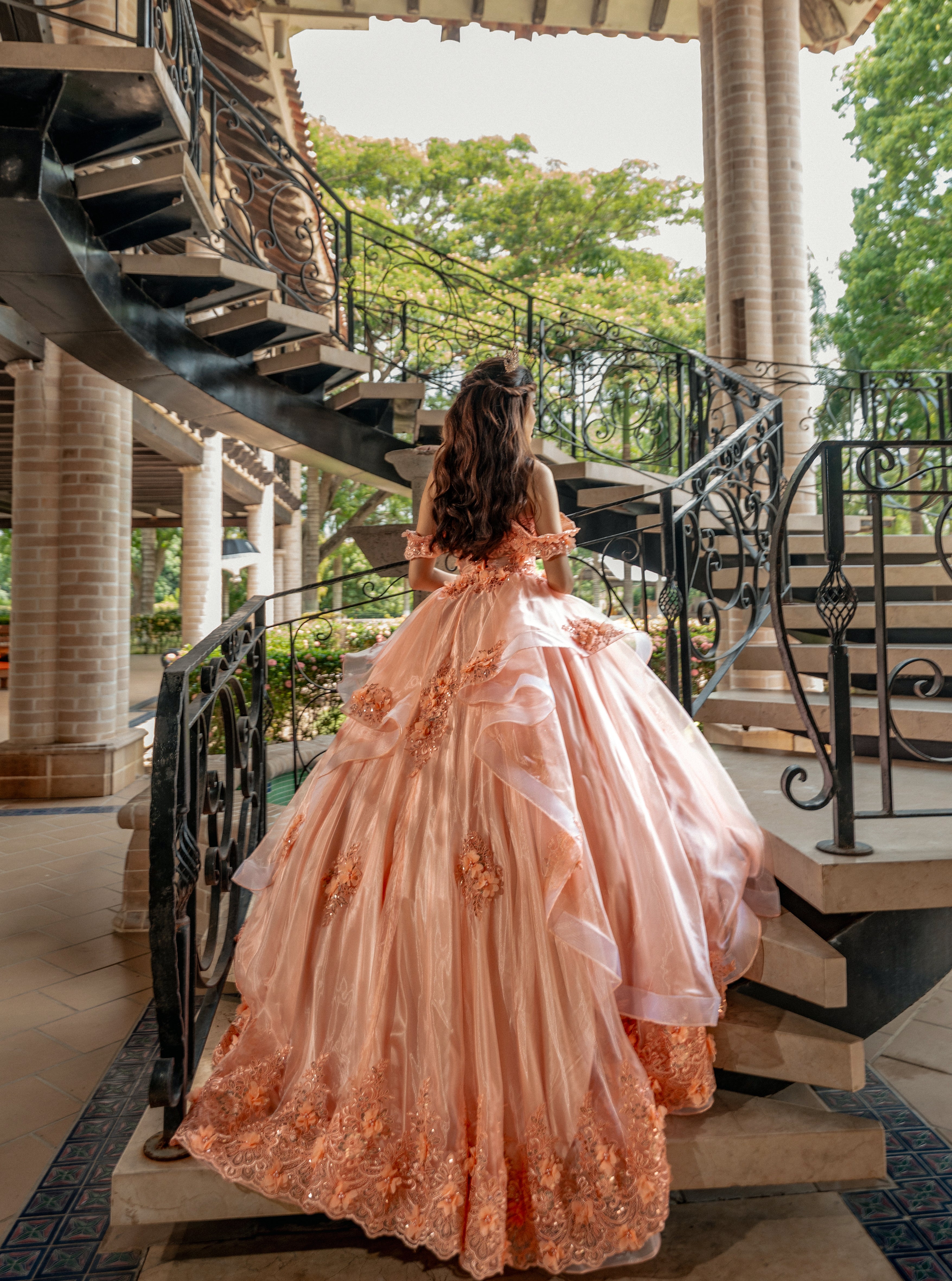 Vestido de 15 años estilo princesa en tono durazno suave.
