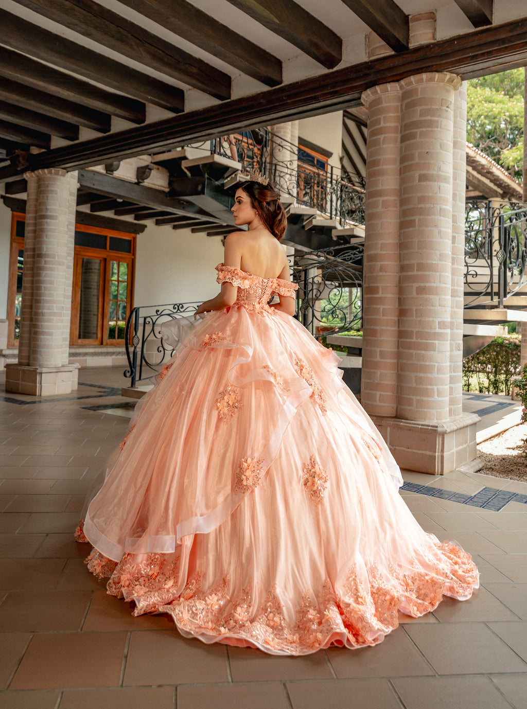Vestido de 15 años estilo princesa en tono durazno suave.