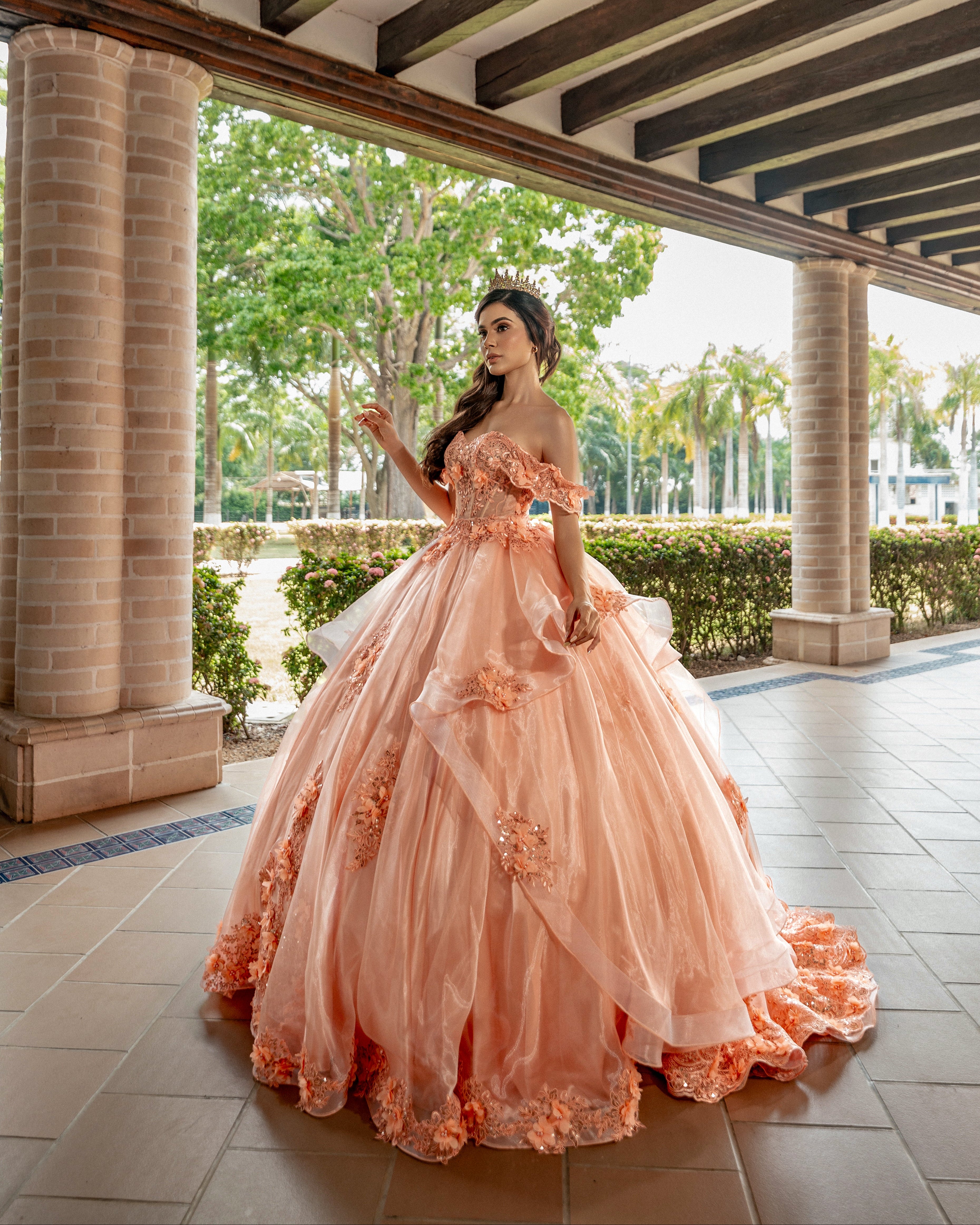 Vestido de 15 años estilo princesa en tono durazno suave.
