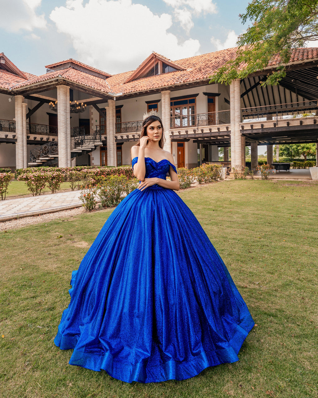 Vestido de 15 años estilo princesa en un intenso tono azul real.