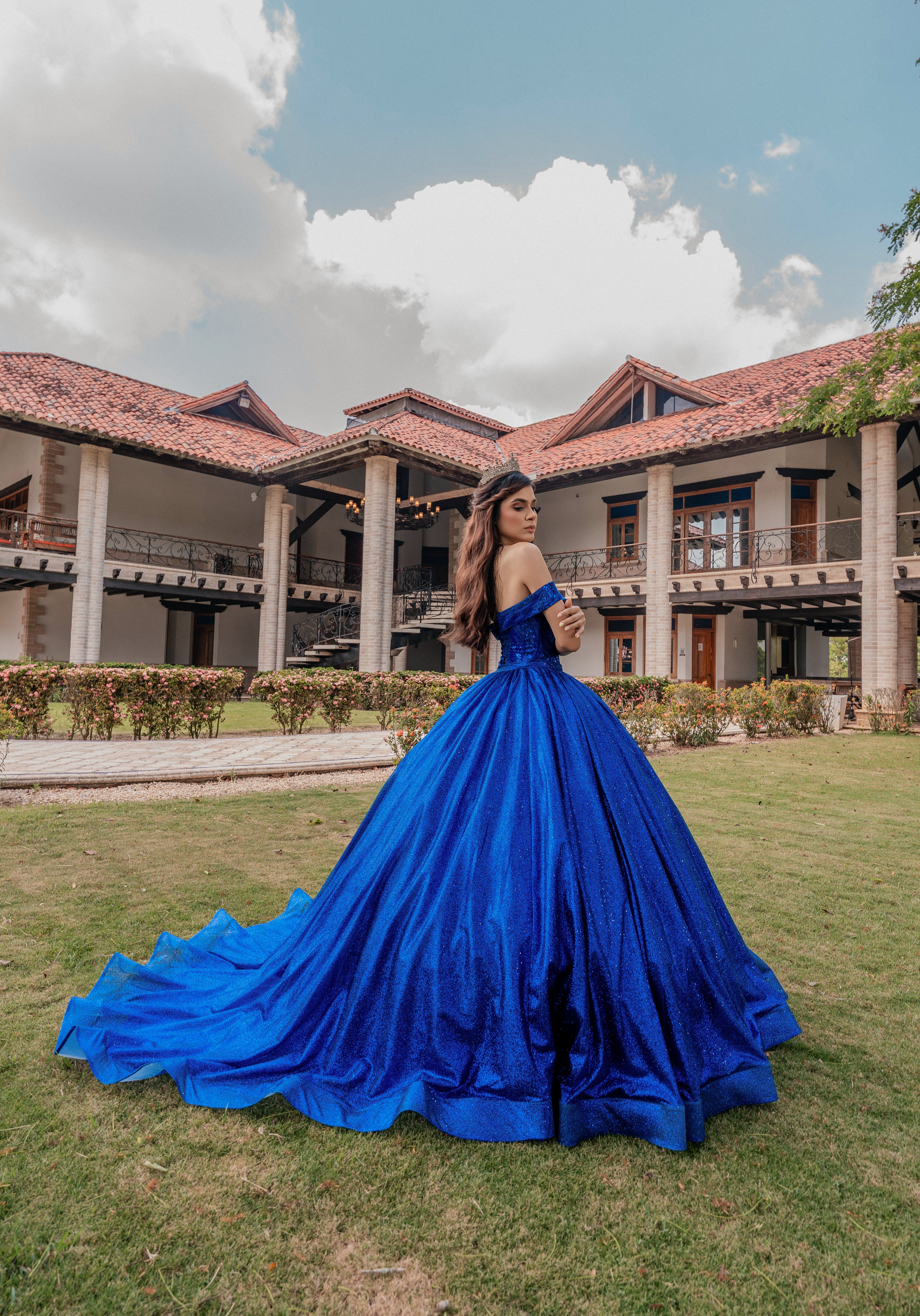 Vestido de 15 años estilo princesa en un intenso tono azul real.