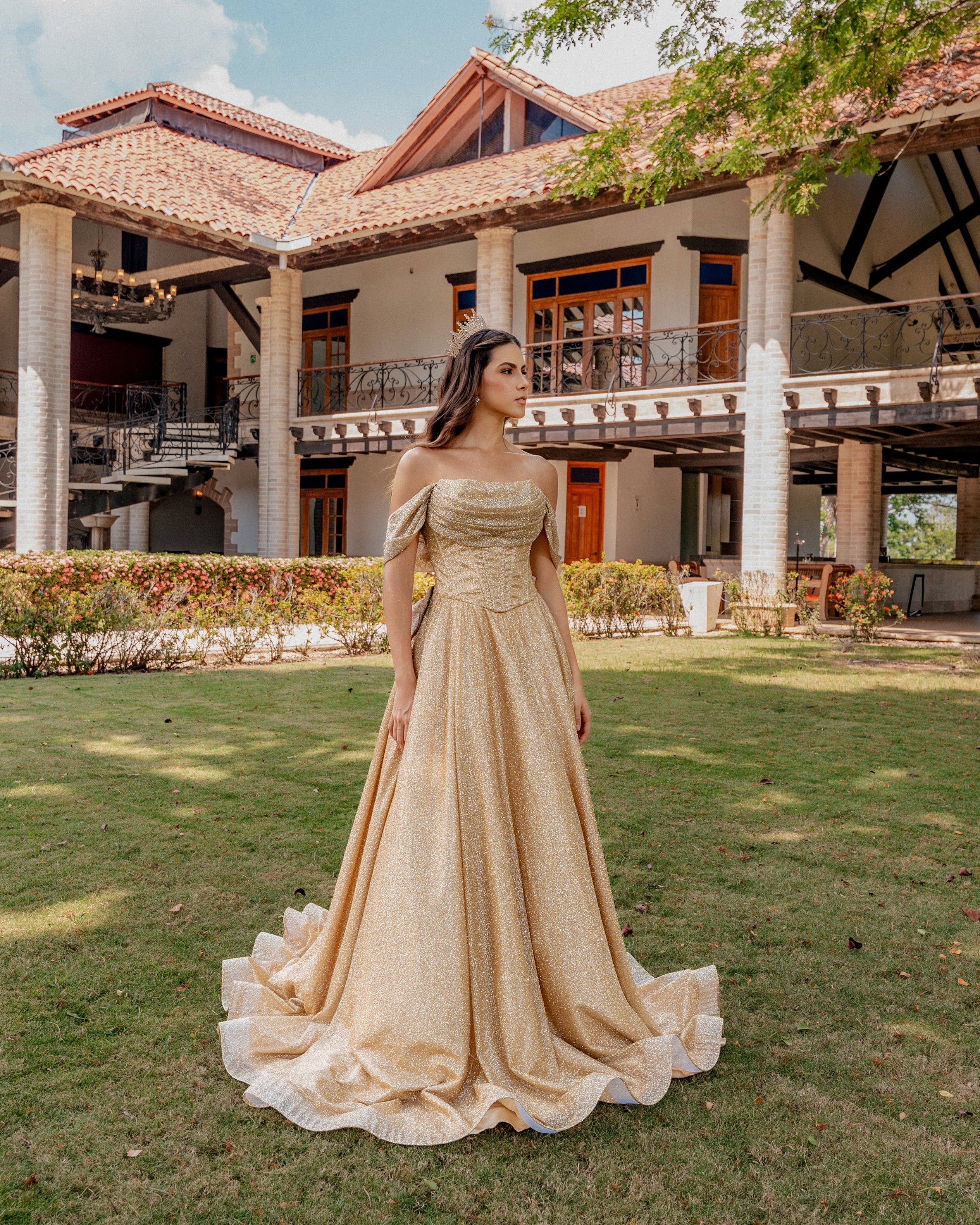 Vestido de 15 dorado.
