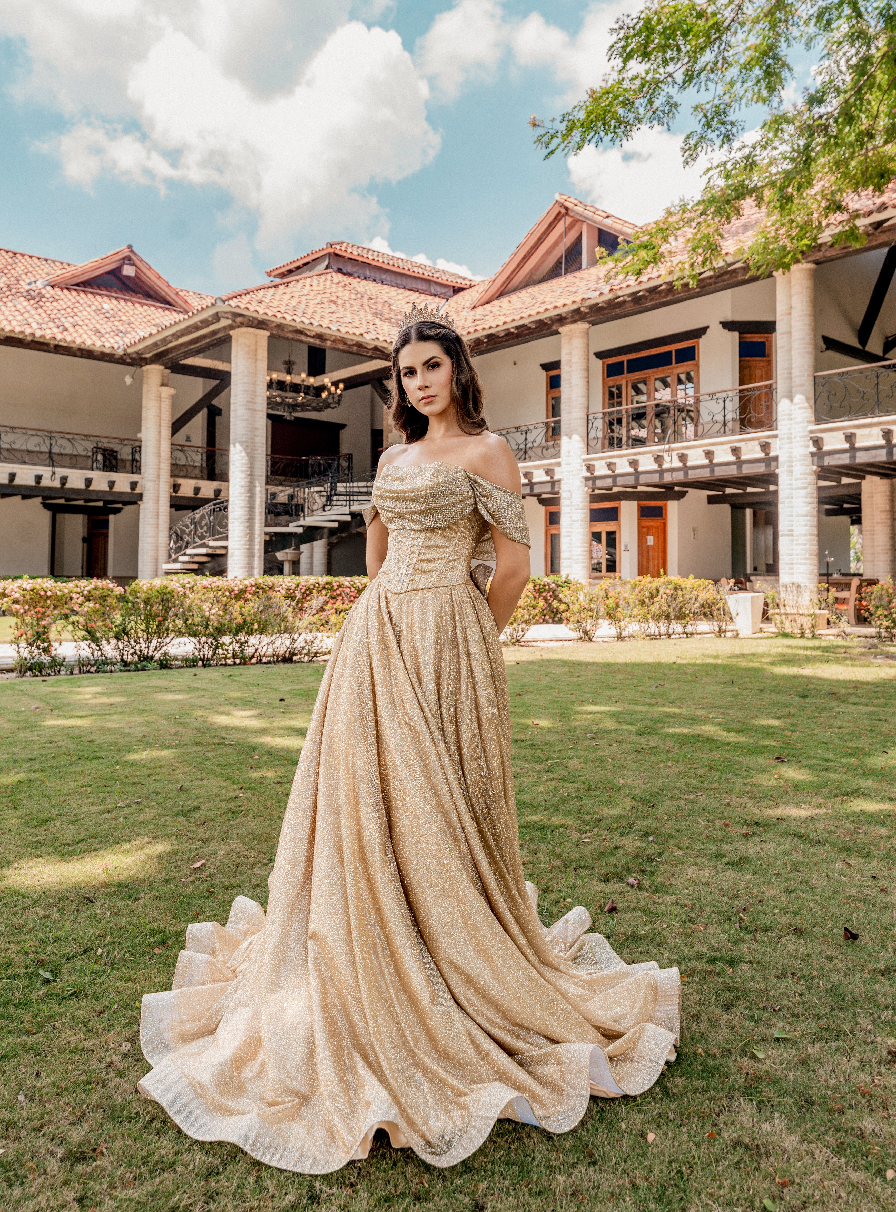 Vestido de 15 dorado.