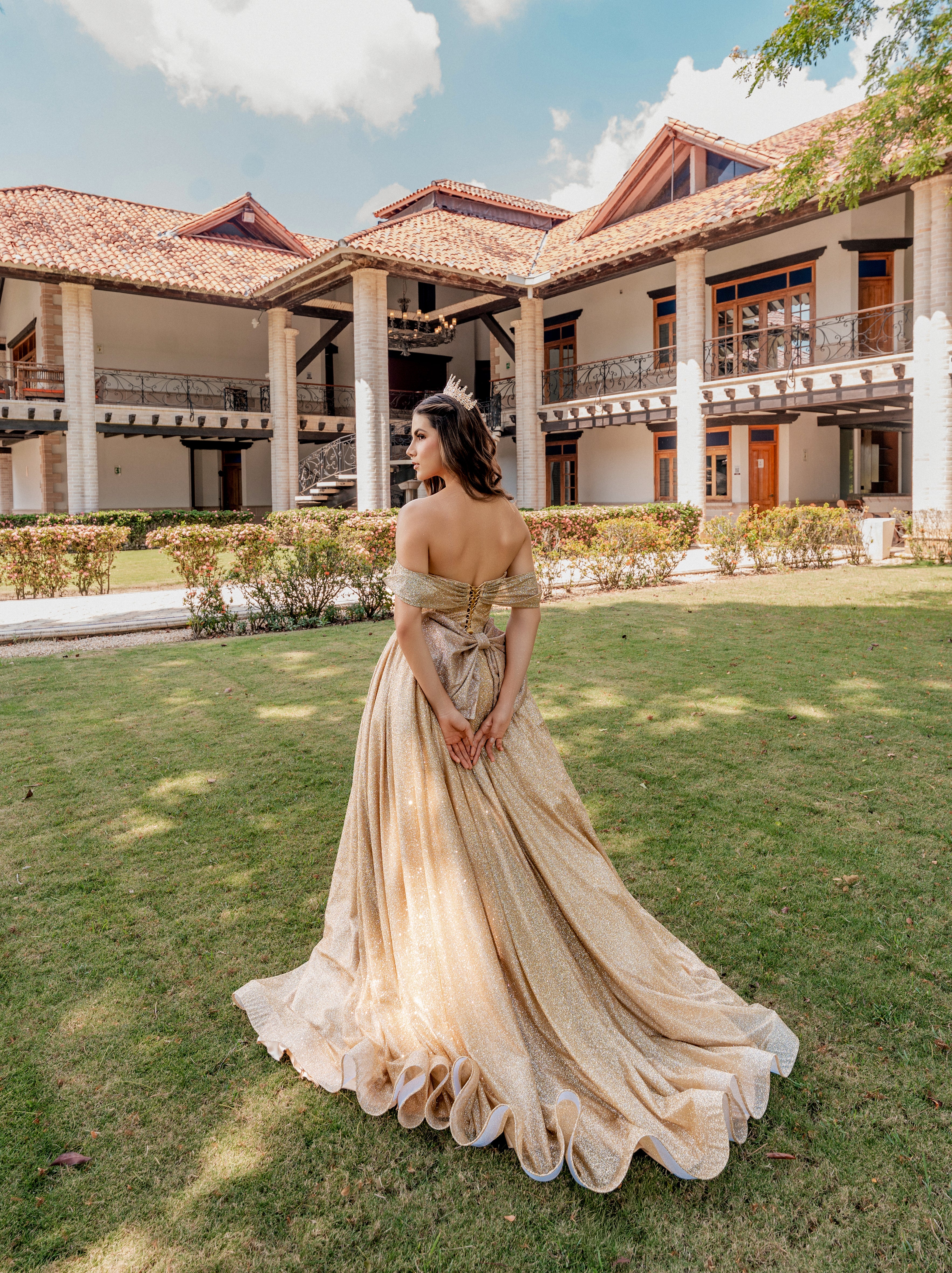 Vestido de 15 dorado.